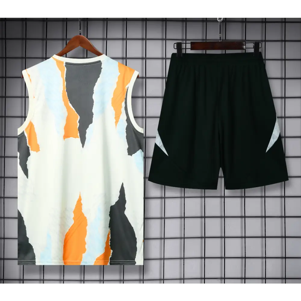 Kit Entraînement Real Madrid Noir & Blanc Tâché 2025/2026
